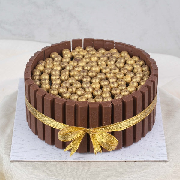Kitkat Cake with Golden Ball